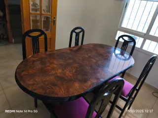 Conjunto mesa comedor y vitrina