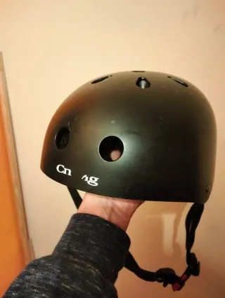Casco patinete negro