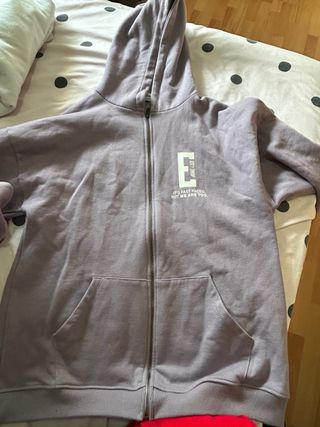 Sudadera Morada con Cremallera y Logo