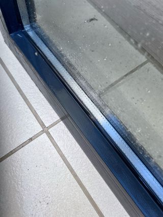 Ventana aluminio gris