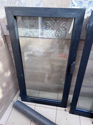 Ventana aluminio gris