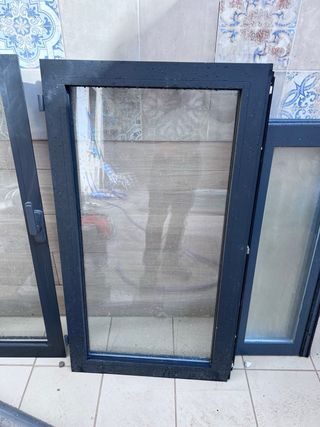 Ventana aluminio gris