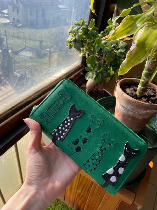 Portafoglio Verde con Gatti Stilizzati