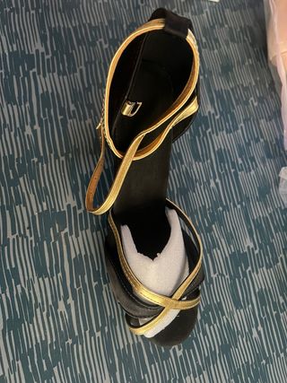 Tacones Dorados Sin Estrenar
