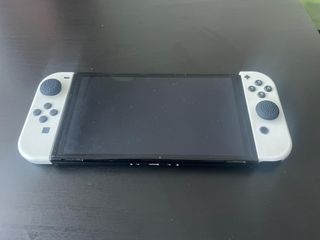 Nintendo Switch OLED bianco e nero