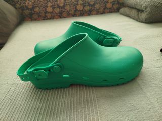 Zuecos quirófano verdes talla 39