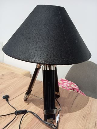 Lámpara de mesa negra