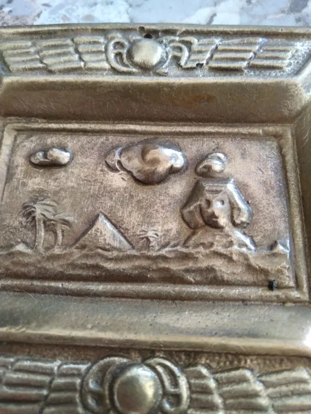 Posacenere in ottone con rilievo