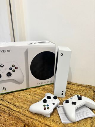 Xbox Series S (en garantía) + FIFA 25 + 2 mandos