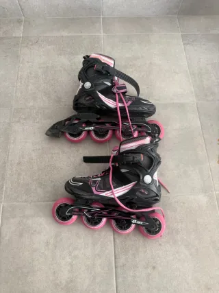 Patines en línea negros y rosas
