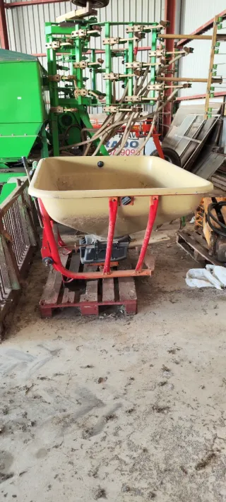 Abonadora Aguirre 1000 kg