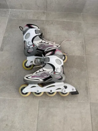 Patines en línea y bolsa negra