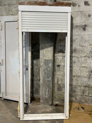 Puerta y ventana aluminio con persiana