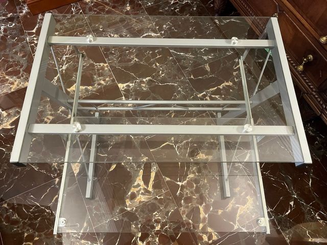 Mesa metal y cristal con bandeja extraíble