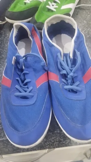 Zapatillas chico azules con detalles rojos ( 2 par