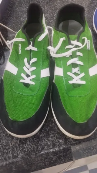 Zapatillas chico azules con detalles rojos ( 2 par