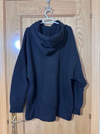 Sudadera Zara Negra con Cordones Dorados