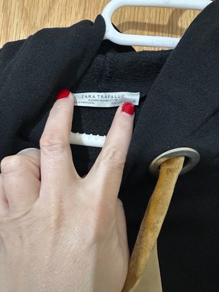 Sudadera Zara Negra con Cordones Dorados