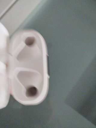 AirPods Blancos y Negros