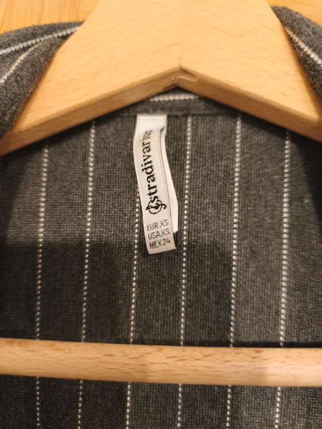 Americana Stradivarius Raya Gris Talla grande