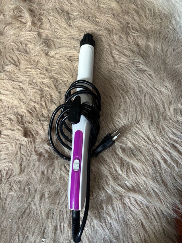 Rizador de pelo blanco y morado