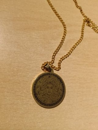 Colgante Medusa con cadena dorada