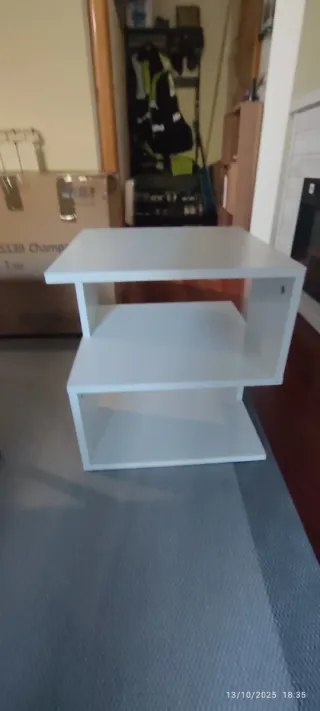 Mesa auxiliar blanca de madera