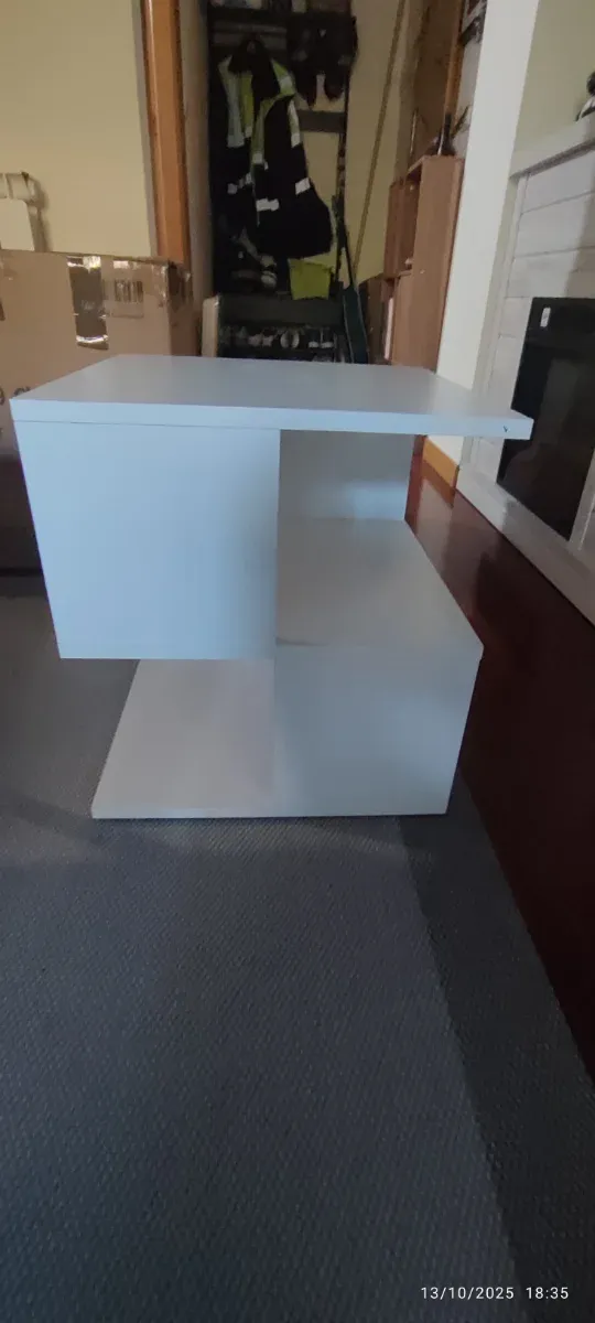 Mesa de apoio em madeira branca