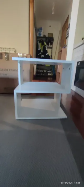 Mesa auxiliar blanca de madera