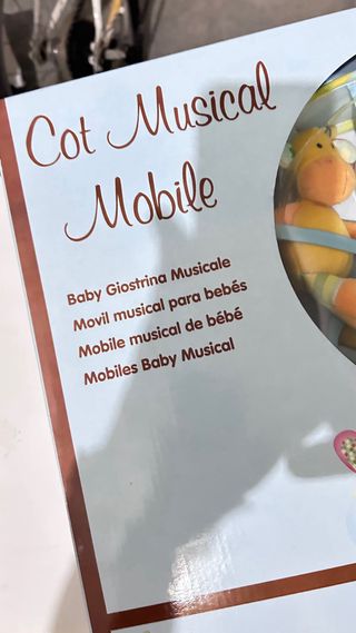 Móvil musical para cuna con figuras