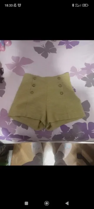 Pantalón corto verde con botones