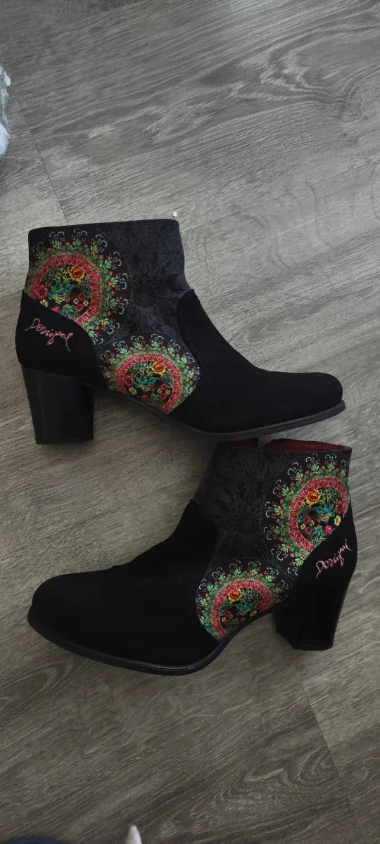 Botines Desigual Negros con Estampado