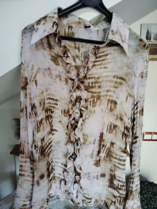 Blusa estampada beige y marrón