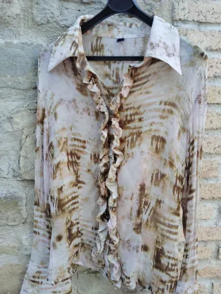 Blusa estampada beige y marrón