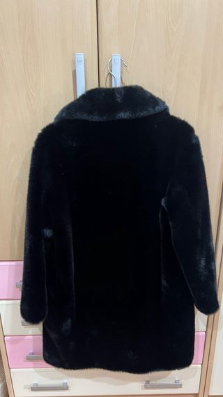 Abrigo pelo negro Mango