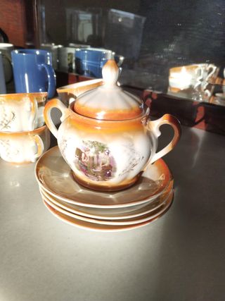 Juego café antiguo: tazas, platos y azucarero