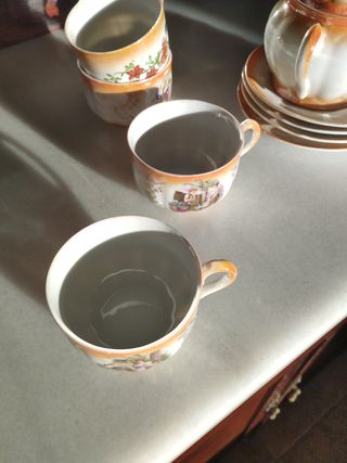 Juego café antiguo: tazas, platos y azucarero