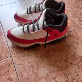 Zapatillas Jordan Rojas y Blancas