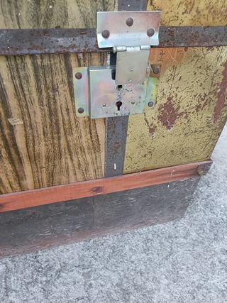 Baúl vintage madera y metal dorado