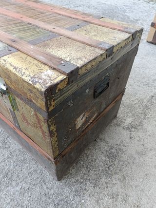 Baúl vintage madera y metal dorado