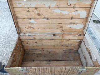 Baúl vintage madera y metal dorado