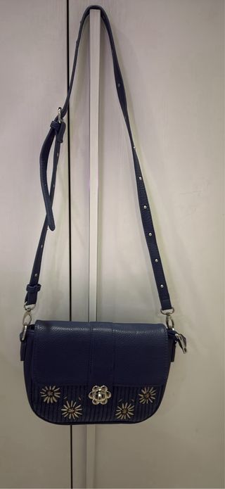 Borsa blu con fiori camomilla