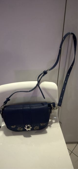 Borsa blu con fiori camomilla