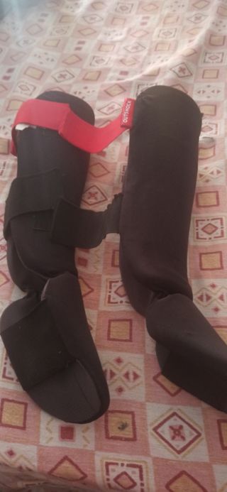 Guantes, espinilleras y vendas de boxeo