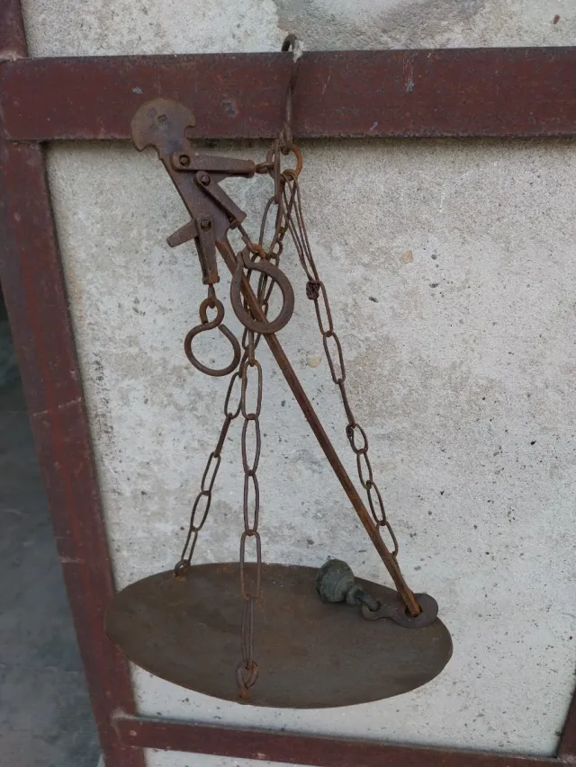 Antica bilancia in ottone