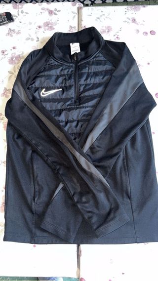 Sudadera Nike negra con cremallera
