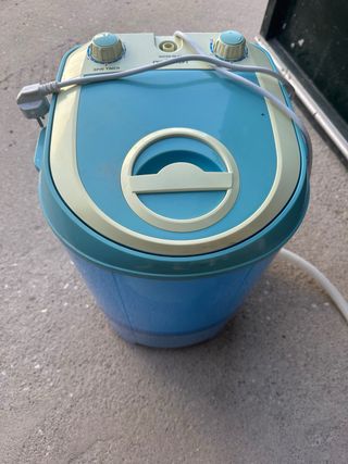 Mini lavadora portátil azul y crema