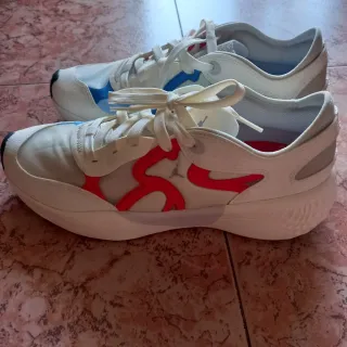Zapatillas Jordan Blancas y Rojas