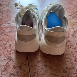 Zapatillas Jordan Blancas y Rojas