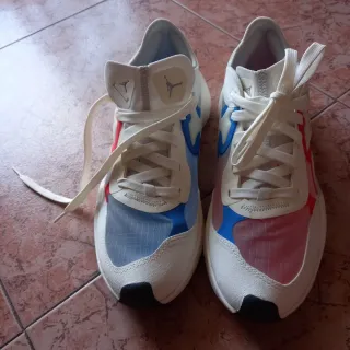 Zapatillas Jordan Blancas y Rojas